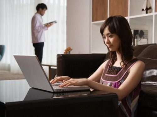 Mượn máy tính của chồng, vợ đứng hình khi thấy đoạn tin nhắn được giấu kín