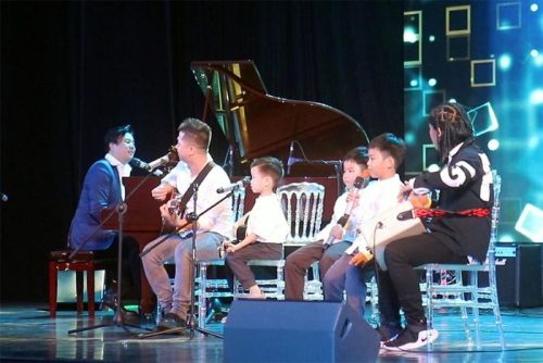 Ca sĩ Thanh Bùi khóc nức nở khi biểu diễn cùng 2 con trai sau biến cố gia đình