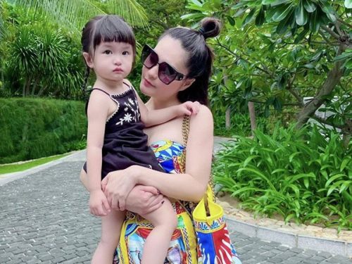 Con gái 1 tuổi kiếm 10 tỷ của đại gia Đoàn Di Băng được phát hiện bị tật ở bàn chân