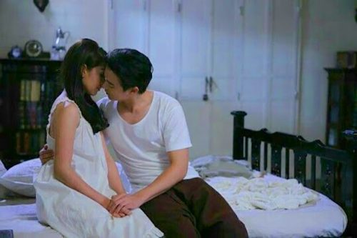 Đờ đẫn nhận hoa cưới từ chú rể ngồi xe lăn, đêm tân hôn lóa mắt vì chồng vác cả vali vàng để trước mặt