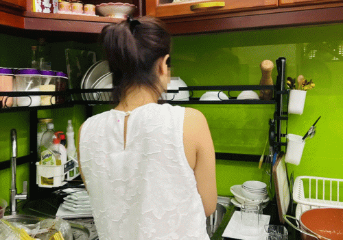 Cô gái đẹp đi giúp việc bị chủ nhà hỏi: Sao không làm sugar baby?