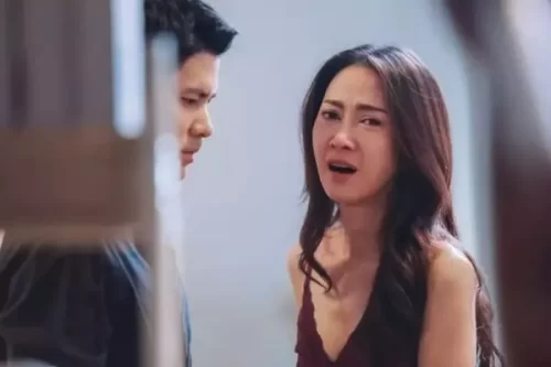 Hàng xóm gọi mắng té tát, tôi cay đắng phát hiện chồng dẫn bồ về nhà khi vợ ở cữ bên ngoại