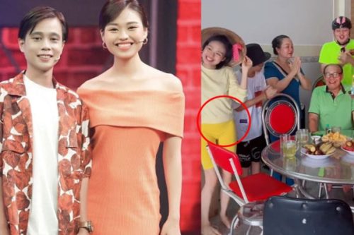 Mới đây, anh em Lê Lộc và Duy Phước đã xuất hiện trong đoạn clip mừng sinh nhật bố - nghệ sĩ Duy Phương. Bên cạnh khoảnh khắc hòa thuận của 2 con diễn viên Lê Giang cùng gia đình riêng của bố, nữ chính Người ấy là ai một thời nhanh chóng khiến cư dân mạng đặc biệt chú ý khi để lộ vòng 2 lùm lùm. Bên dưới phần bình luận, không ít người suy đoán Lê Lộc đã có tin vui với bạn trai Tuấn Dũng. Lê Lộc lộ vòng 2 lùm lùm, vướng nghi vấn đã mang thai với Tuấn Dũng-1 Lê Lộc lộ rõ vòng 2 lùm lùm trong đoạn clip hát mừng sinh nhật bố ✕ Lê Lộc lộ vòng 2 lùm lùm, vướng nghi vấn đã mang thai với Tuấn Dũng-2Nữ nghệ sĩ được người hâm mộ chúc mừng vì suy đoán cô đã mang thai Lê Lộc và Tuấn Dũng là một trong những cặp đôi showbiz Việt nhận được sự quan tâm của người hâm mộ, đặc biệt sau chương trình Người ấy là ai . Từ bạn thân, cả hai giờ đây đã chính thức hẹn hò, chỉ còn chờ ngày "về chung một nhà". Trong mọi dịp lễ, Tuấn Dũng vẫn thường xuyên lui tới gia đình bạn gái. Trong đoạn clip sum họp gia đình ngày đầu năm 2023 của nghệ sĩ Lê Giang, netizen vẫn phát hiện sự góp mặt của Tuấn Dũng. Anh còn được Duy Phước - anh trai Lê Lộc gọi bằng em rể, đã xem như người thân trong gia đình. Khi chúc Tết vợ chồng em gái, Duy Phước - anh trai Lê Lộc nhắn nhủ cả hai sẽ sớm kết hôn trong năm 2023. Đáng chú ý, Lê Giang còn dặn dò: "Mẹ nói rồi đó, 2 con năm 2023 phải có cháu ngoại cho mẹ". Lê Lộc lộ vòng 2 lùm lùm, vướng nghi vấn đã mang thai với Tuấn Dũng-3Lê Lộc - Tuấn Dũng bên nhau trong dịp Tết đầu năm 2023. Á quân Cười Xuyên Việt được gia đình bạn gái xem như người thân. TÀI TRỢ Ngọc Trai Nuôi Phú Quốc Bộ trang sức ngọc trai mà quý cô nào cũng cần phải có. Sale 80% Tuy liên tục được gia đình lẫn người hâm mộ thúc giục chuyện kết hôn từ năm trước nhưng Lê Lộc và Tuấn Dũng vẫn chưa có động thái rõ ràng về vấn đề này. Trong hậu trường chương trình Mẹ chồng nàng dâu , Lê Lộc cho biết cô lăn tăn vì không biết phải chuẩn bị những gì cho đám cưới, còn tiết lộ nguyên nhân chưa kết hôn là vì thiếu hụt tài chính. Khi được đồng nghiệp an ủi sẽ được mẹ lo hết cho đám cưới, nữ diễn viên chia sẻ: "Những tài sản đó thì là của mẹ em. Lớn rồi, đâu có kêu mẹ hoài được". Lê Lộc lộ vòng 2 lùm lùm, vướng nghi vấn đã mang thai với Tuấn Dũng-4 Lê Lộc - Tuấn Dũng đang có mối quan hệ được khán giả ngưỡng mộ. Lời chúc của Lê Giang đầu năm 2023 đã thành sự thật?