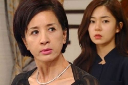 Bị họ hàng chê con không đẹp trai giống bố, mẹ chồng thay dâu đáp lời khiến tất cả muối mặt