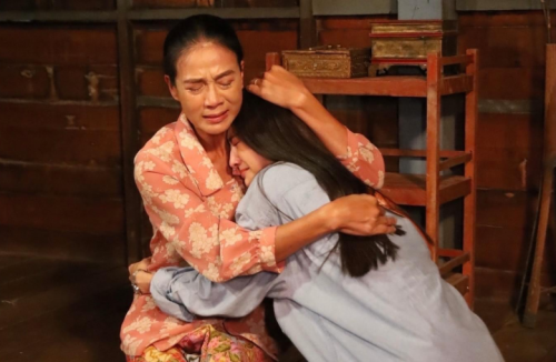 Mẹ chồng cũ đến chơi mang theo hộp bánh, vừa mở ra ăn tôi bần thần khi thấy thứ bên trong