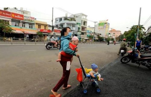 Chồng qua đời khi cặp song sinh chưa đầy tháng, vợ đau đớn dắt hai con đi bán vé số