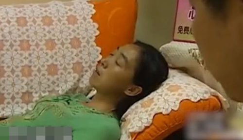 Người phụ nữ liệt 16 năm bất ngờ tự đi được sau khi chồng đi làm xa, cháu gái phát hiện sự thật sốc