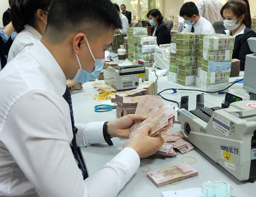 Tại sao nhân viên ngân hàng thường gửi tiền khắp nơi mà không gửi tiền của chính họ vào ngân hàng?