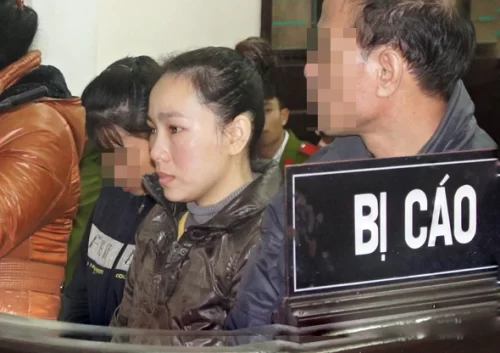 Câu chuyện của nữ tử tù Nguyễn Hoài Thu góp tiền tiết kiệm làm từ thiện được Đại tá Trần Sỹ Phàng, Giám thị Trại tạm giam Công an tỉnh Nghệ An chia sẻ với chúng tôi trong ngày 1/7/2016. Đây cũng là thời điểm đơn vị phối hợp với Hội chữ thập đỏ Nghệ An để tặng quà, động viên em Nguyễn Đăng Hùng (10 tuổi), trú tại xóm 8, xã Nhân Sơn, huyện Đô Lương (Nghệ An). Đây là trường hợp rất đặc biệt, bố bị bệnh tâm thần, mẹ bỏ đi khi Hùng mới 3 tuổi. Hằng ngày, ngoài giờ đi học, Hùng còn tranh thủ đi mò cua, bắt ốc để bán lấy tiền nuôi bố bị bệnh và bà nội già yếu đã 70 tuổi. Biết được hoàn cảnh khó khăn này, Hội chữ thập đỏ và Trại tạm giam Công an tỉnh Nghệ An đã trực tiếp trao tặng gia đình em Nguyễn Đăng Hùng số tiền 6 triệu đồng. Trong đó, 3 triệu đồng là của nữ phạm nhân Nguyễn Hoài Thu đang nằm trong khu biệt giam. Câu chuyện lần đầu tiên một tử tù, cận kề cái chết vẫn thao thiết làm thiện nguyện đã thôi thúc tôi tìm gặp và qua câu chuyện với cựu giáo viên sa ngã này, đã ngộ ra được nhiều điều từ chiêm nghiệm nhân sinh của một người lầm lỗi, được đúc rút khi đối diện giữa lằn ranh sinh tử mong manh. Trại tạm giam Công an Nghệ An và Hội chữ thập đỏ trao món quà của tử tù Nguyễn Hoài Thu cho em Hùng. Từ giáo viên dạy Toán đến nữ tử tù Nguyễn Hoài Thu (SN 1980), quê quán tại huyện Cẩm Xuyên, tỉnh Hà Tĩnh. Tại thời điểm bị bắt vào ngày 31/7/2012, Thu đang là giáo viên của Trường THCS xã Tiền Phong, huyện Quế Phong (Nghệ An). Trước đó, thông qua các mối quan hệ khác nhau, Thu cùng với hai chị em dâu khác của mình là Nguyễn Thị Dung và Trương Thị Huệ, đều trú tại huyện Quế Phong, đã mờ mắt trước đồng tiền nên gia nhập vào đường dây mua bán, vận chuyển trái phép chất ma túy do “ông trùm” Nguyễn Công Hải, trú tại huyện Quỳ Hợp (Nghệ An) thiết lập. Chỉ trong khoảng thời gian từ tháng 3 đến tháng 7/2012, các đối tượng trong đường dây ma túy từ Lào vào Việt Nam do Nguyễn Công Hải lập nên (hiện đang bỏ trốn) đã thực hiện 10 lần mua bán trái phép chất ma túy với tổng số 255 bánh heroin từ Nghệ An vào TP Hồ Chí Minh và ra Lạng Sơn tiêu thụ. Trở lại với vết trượt của nữ giáo viên Nguyễn Hoài Thu, ngày 29/7/2012, sau khi nhận được tiền từ “ông trùm” Nguyễn Công Hải gửi từ TP Vinh lên Quế Phong, Thu trực tiếp liên lạc với đối tượng người Lào tên là Xì Dinh, sau đó vào rừng nhận 70 bánh heron đưa về phòng trọ của mình ở ký túc xá giáo viên tại Trường THCS Tiền Phong cất giấu. Tối cùng ngày, Thu đã chia đôi số hàng này, 30 bánh bỏ vào va li và 40 bánh bỏ vào bì xác rắn để đưa về Vinh giao cho các đối tác. Sáng 31/7, khi chị dâu của Thu là Nguyễn Thị Dung đang giao hàng cho đối tượng Vũ Đức Mạnh, trú tại tỉnh Nam Định tại ga Vinh thì bị lực lượng chức năng bắt quả tang. Từ lời khai của các đối tượng, tiến hành khám xét phòng ở tại Trường THCS xã Tiền Phong, thu thêm 40 bánh heroin chưa kịp tiêu thụ và bắt giữ cô giáo Nguyễn Hoài Thu. Từ ngày 30/9 đến 2/10, TAND tỉnh Nghệ An đã mở phiên tòa sơ thẩm xét xử các bị cáo nói trên về hành vi mua bán, vận chuyển trái phép chất ma túy, tuyên 2 án chung thân và 4 án tử hình, trong đó Thu lĩnh án tử. Trong câu chuyện với chúng tôi, nữ tử tù Nguyễn Hoài Thu chia sẻ: Bản thân là con thứ 5 trong gia đình có 6 anh chị em, bố mẹ hưu trí, gia đình có điều kiện nên tất cả anh em đều được học hành. Sau khi tốt nghiệp sư phạm khoa Toán Trường Đại học Vinh, Thu đã theo chồng từ Hà Tĩnh về huyện miền núi biên giới Quế Phong (Nghệ An) để lập nghiệp. Tử tù Nguyễn Hoài Thu và chị em dâu của mình trong phiên tòa phúc thẩm. Cuộc sống êm ấm, hạnh phúc hơn khi vào năm 2002, hai vợ chồng sinh bé trai đầu lòng. Thế nhưng, hạnh phúc ngắn chẳng tày gang, Quế Phong là “vựa” ma túy lớn của miền Tây xứ Nghệ. Cũng vì cám dỗ đầy ma lực của việc buôn bán cái chết trắng, gia đình Thu đã ly tán. Không gia đình, nữ giáo viên này phải chuyển về sống tại ký túc xá của trường. Cuộc sống buồn tẻ sau những giờ lên lớp đã kéo Thu đến với những cuộc giao du không đoán định, và số phận rẽ ngang từ khi gặp “ông trùm” Nguyễn Công Hải, một tay buôn bán ma túy khét tiếng. Tự học ngoại ngữ để nuôi ước mơ dạy phạm nhân Về ngã rẽ phận người của bản thân, tử tù Nguyễn Hoài Thu không giấu giếm khi kể rằng, nguyên nhân là do đổ vỡ hôn nhân. Thời gian đầu, Thu bị sốc thực sự, những ngày sau đó cố gắng cân bằng lại tâm lý để nuôi con. Song cuộc sống giáo viên, lương ba cọc ba đồng không đủ trang trải, buộc ngoài giờ dạy học, Thu phải nai lưng kiếm tiền, với đủ thứ nghề, từ mở quán phở, hàng tạp hóa đến tiệm internet. Ước ao lớn nhất lúc đó, là kiếm được tiền để mua căn nhà nho nhỏ, hai mẹ con có chỗ dung thân, song ước mơ ấy cứ mãi xa dần so với thu nhập hàng tháng của Thu. Dường như, thấu hiểu được nỗi khát ấy trong đôi mắt của bà mẹ đơn thân đang vật vã để mưu sinh, có người đã rủ rê Thu tham gia vận chuyển ma túy. Thu chia sẻ, Thu biết rất rõ tác hại của việc làm này, nhưng vì muốn đổi đời, lòng tham đã che mờ nhân cách và cả lòng tự trọng. Tử tù Nguyễn Hoài Thu. Cứ như thế, những đồng tiền quá lớn kiếm được sau mỗi lần đóng vai trò là người vận chuyển đã khiến bản thân nữ giáo viên này ngày một sa chân vào vũng bùn tội lỗi mà không tài nào dứt ra được cho đến ngày bị bắt. “Tôi không đổ lỗi cho hoàn cảnh. Tất cả là do bản thân mình, ban đầu cứ nghĩ tham gia một vài chuyến rồi từ bỏ, nhưng mọi chuyện không dễ dàng như suy tính. Khi bị bắt, điều tôi nghĩ đến đầu tiên là cái chết, bởi có như vậy mới khỏi phải đối diện với bất kỳ ai, kể cả các em học sinh, đồng nghiệp và bố mẹ mình”, tử tù Nguyễn Hoài Thu trải lòng. Tâm sự về “nghĩa cử” góp tiền lưu ký hằng tháng để làm từ thiện, ủng hộ hoàn cảnh khó khăn, Nguyễn Hoài Thu cho biết: Theo quy định chung, từ nhiều năm nay tử tù trong thời gian chờ thi hành án được phép đặt mua báo theo quý và được Ban giám thị phát miễn phí một số tờ báo. Từ những tin tức trên báo chí đã đọc được, Thu biết đến hoàn cảnh rất éo le của em Nguyễn Đăng Hùng ở huyện Đô Lương. “Đọc báo mà thấy xót xa quá, cháu bé cũng trạc tuổi con trai tôi. Ở vào độ tuổi này, lẽ ra các cháu cần có vòng tay chăm sóc, yêu thương của bố mẹ nhưng vì hoàn cảnh nên phải vất vả mưu sinh. Tôi thương quá nên đề xuất cán bộ quản giáo được trích tiền lưu ký để ủng hộ cháu Hùng trong lúc khó khăn”. Đại úy Nguyễn Thị Liên, cán bộ quản giáo trông coi tử tù tại buồng giam của Nguyễn Hoài Thu cho biết thêm, là người có thâm niên hàng chục năm làm cán bộ quản giáo ở khu biệt giam, khi nghe Thu đề xuất gửi tiền ủng hộ cho cháu Hùng, bản thân chị Liên rất ngạc nhiên. Em Nguyễn Đăng Hùng, trường hợp được tử tù Nguyễn Hoài Thu tặng quà vì hoàn cảnh gia đình khó khăn. “Mấy chục năm làm quản giáo, lần đầu tiên tôi nghe một tử tù đề xuất như thế. Sau khi báo cáo với đội và Ban giám thị trại, nhận được đơn đề nghị của Thu, chúng tôi giúp Thu thực hiện ước nguyện của mình và nữ tử tù này đã rất vui khi ước nguyện nhỏ nhoi ấy đã trở thành hiện thực”, Đại úy Liên tâm sự. Đại úy Nguyễn Thị Liên cho biết thêm, hồi mới bị bắt, Thu bị suy sụp và hoảng loạn tinh thần. Thậm chí, nửa tháng trời cơm không ăn được, hai chân bị liệt không thể di chuyển buộc Ban giám thị trại tạm giam phải cho chuyển sang buồng lớn, gần gũi động viên, Thu mới dần bình tâm trở lại. So với các phạm nhân khác, Nguyễn Hoài Thu là người có học vấn, có trình độ nên ý thức chấp hành kỷ luật buồng giam cũng cao hơn các phạm nhân, tử tù khác. Cũng bởi vậy, hằng tháng Thu được gọi điện thoại về nhà 1-2 lần để gặp con trai. Nữ tử tù Nguyễn Hoài Thu kể, sau phiên tòa phúc thẩm cấp cao, cơ hội sống gần như không còn nhưng bản thân chưa bao giờ tuyệt vọng. Hằng ngày, từ chốn biệt giam, cựu giáo viên sa ngã này ăn chay, niệm Phật để cầu mong điều kỳ diệu nhất sẽ đến với cuộc đời mình. Hiện, Thu đã viết đơn xin ân xá gửi Chủ tịch Nước để mong mình còn có con đường được sống “để trả nợ cuộc đời”. Phần việc hằng ngày còn lại giữa những chấn song sắt lạnh lẽo của Thu là tự học tiếng Anh từ những cuốn sách do cán bộ quản giáo mang đến. Thu lạc quan chia sẻ, tự trau dồi thêm vốn tiếng Anh để sau này, nếu được một cơ hội sống để làm lại cuộc đời, Thu sẽ dạy ngoại ngữ cho các phạm nhân khác, biết đâu đấy sẽ là hành trang có ích cho cuộc mưu sinh của họ sau này.