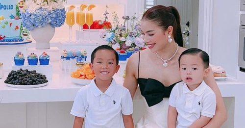 Phạm Hương khoe ảnh cùng 2 con trong căn nhà triệu đô