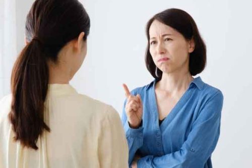 Vợ bỏ về nhà ngoại, mặc kệ mẹ tôi nằm liệt giường chỉ vì câu nói của em gái