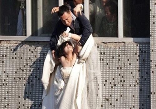 Bức ảnh cô gái mặc váy cưới nhảy lầu trong hôn lễ bạn trai cũ gây sốt