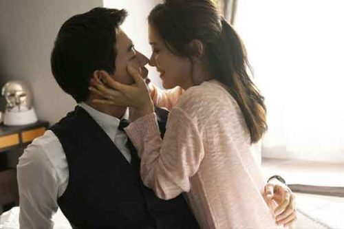 Vợ hơn tuổi cung phụng đủ đường, chồng trẻ lại tòm tem với bạn thân vợ