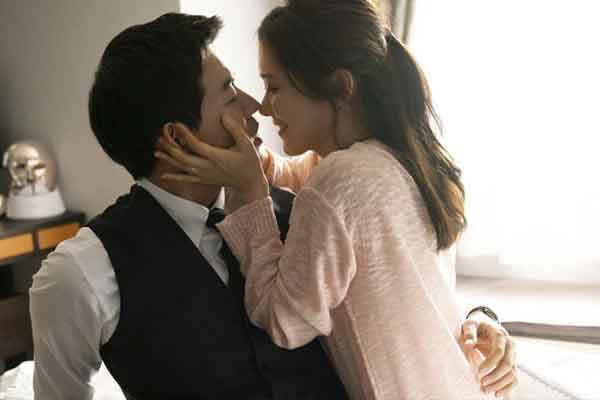 Vợ hơn tuổi cung phụng đủ đường, chồng trẻ lại tòm tem với bạn thân vợ