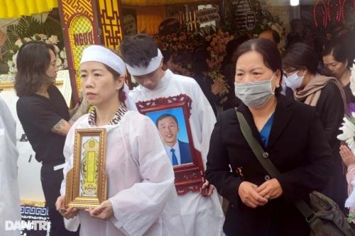 Dòng người nối dài tiễn đưa trợ lý HLV CLB HAGL Dương Minh Ninh