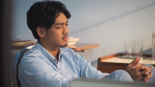 Đi công tác gọi về chúc mừng sinh nhật vợ nhưng quên tắt máy, nghe vợ dỗ con tôi ly hôn