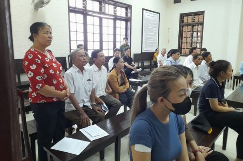 Hơn 100 dân nghèo điêu đứng vì món nợ trên trời rơi xuống