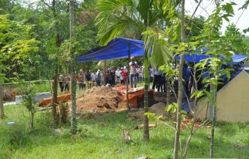 Sáng vợ tự vẫn, chiều chồng lập tức chôn cất, gia đình sốc nặng khi mở quan tài