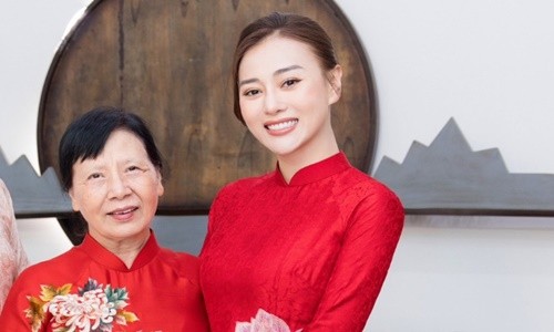 Mẹ chồng Phương Oanh là bà Kim Hoa, một người phụ nữ ngoài 70 tuổi nhưng tư duy hiện đại, trẻ trung. Trong sóng gió đời tư của con dâu mới, bà vẫn đứng ở bên bảo vệ và bênh vực.