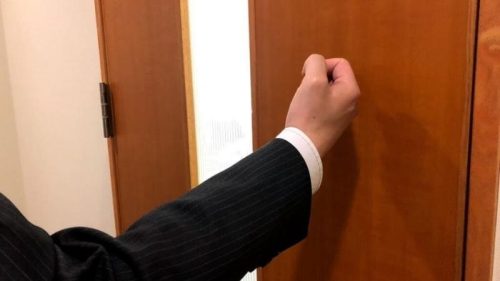 Đi công tác qua đêm ở khách sạn, 2h sáng có tiếng gõ cửa phòng, tôi đứng tim khi thấy người này