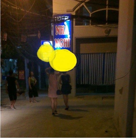 quý bà 10 năm cùng phi công vào nhà nghỉ