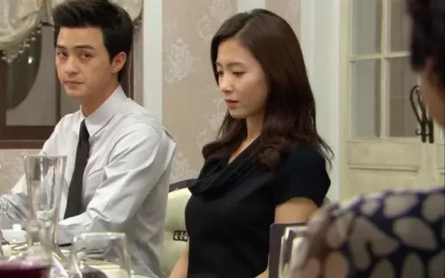 Về chơi nhà bạn trai, tôi sững sờ khi thấy bức ảnh treo trên tường