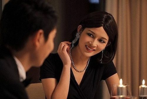 Không muốn mất trai đẹp, vợ 'moi két' của chồng để giữ chân tình trẻ