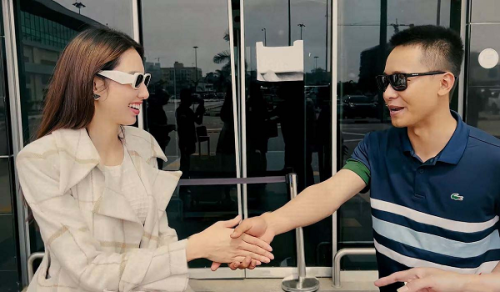 Quang Linh Vlogs cười ngại ngùng né ống kính, Thuỳ Tiên có thái độ lạ giữa tâm điểm chú ý