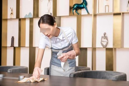 Tìm thấy chiếc quần chip ở đầu giường, chủ nhà lắp camera, tá hỏa chứng kiến hành động của cô giúp việc