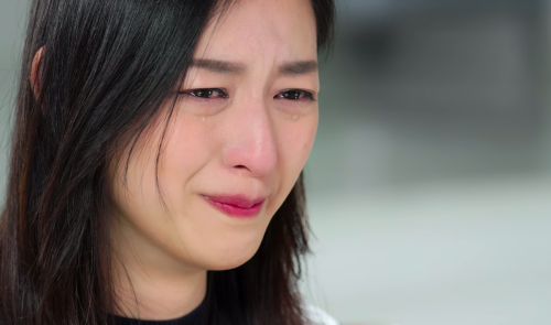 Tôi suýt ngất khi thấy con gái vui vẻ ngã vào lòng một người đàn ông sau mỗi buổi tan trường