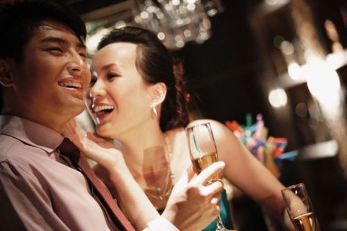 Vợ trẻ đón đối tác đến tận nhà để góp vốn