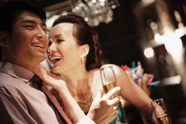 Vợ trẻ đón đối tác đến tận nhà để góp vốn