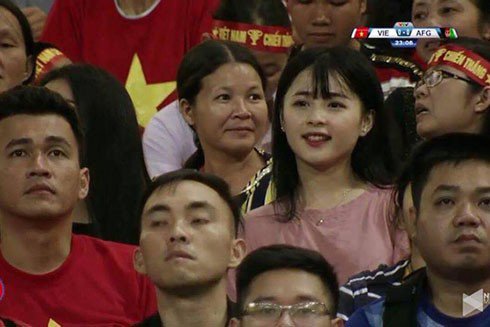 Camera liên tục “săm soi” hot girl trên khán đài khiến dân mạng gây tranh cãi