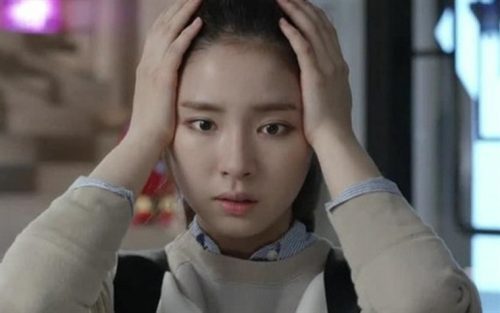 Dọn dẹp phòng cho mẹ chồng, tôi rụng rời chân tay khi trong bao gối rơi ra tập giấy tiết lộ bí mật