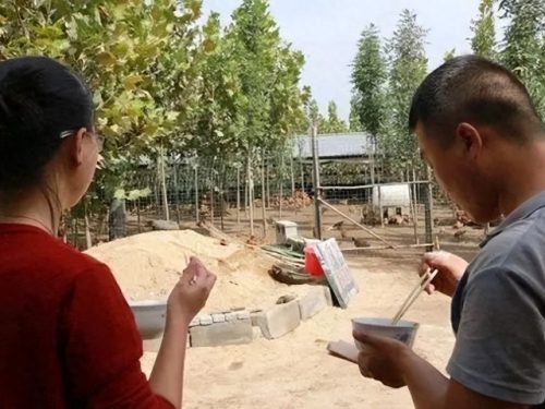 Chồng đã chôn được 4 tháng bất ngờ về gõ cửa lúc nửa đêm, vợ đứng không vững khi chứng kiến