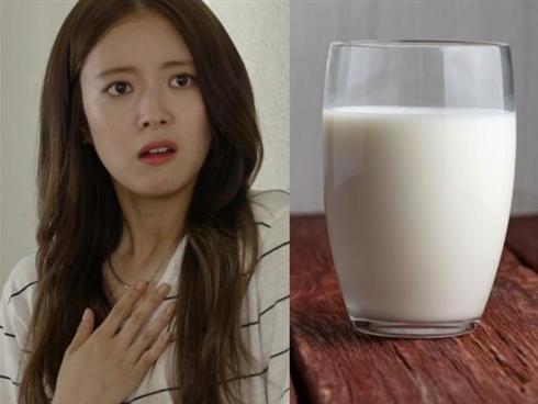 Chồng có thói quen uống 1 cốc sữa không đường trước khi đi ngủ, vợ vô tình uống nhầm thì tá hỏa khi phát hiện ra bí mật