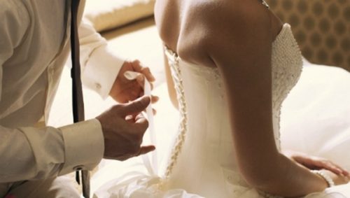 Giữ gìn cho vợ đến đêm tân hôn nhưng khi chiếc váy cưới rơi xuống tôi bàng hoàng