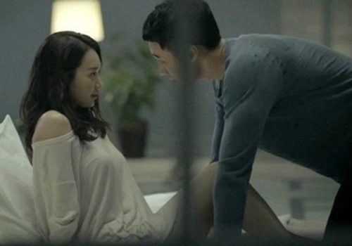 đêm tân hôn mẹ chồng trốn trong tủ quần áo