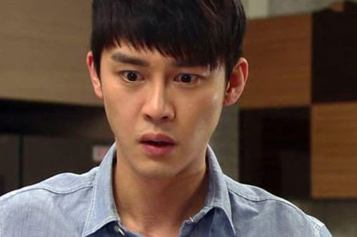 Vào phòng mẹ vợ ngủ cho tỉnh rượu, nhưng vừa đặt lưng xuống bỗng cảm giác có thứ lộm cộm phía dưới, cầm lên xem thử thì ngẩn người