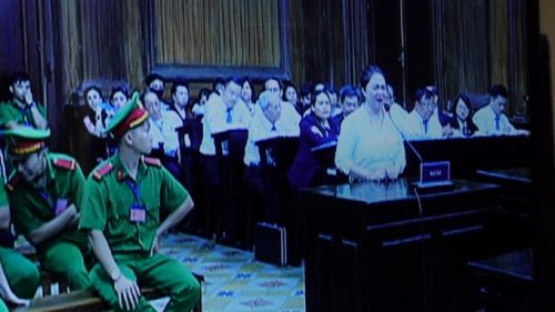 Bà Phương Hằng bật khóc trước toà khi bị tuyên án 3 năm tù