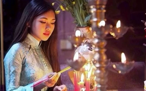 Chiếc thảm phòng thờ đêm nào cũng bị dịch chuyển, lén xem camera thấy cảnh tượng khiến tôi chết sững