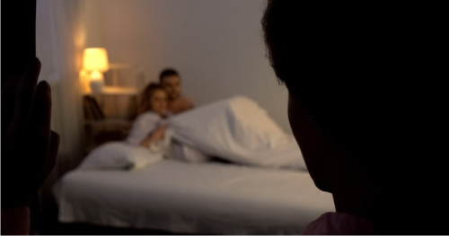 Qua đêm cùng chồng trong khách sạn, đang mặn nồng thì bất ngờ một người ập vào khiến cả hai hoảng hốt