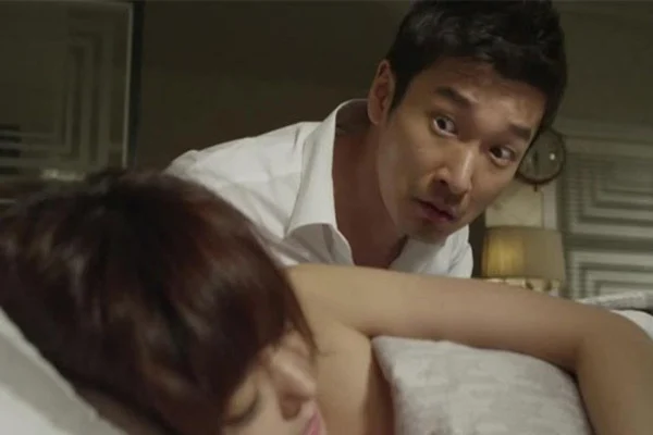 Bị ép lấy chồng già, đêm đầu tiên tôi uống liền 2 viên thuốc ngủ và cái kết khi tỉnh dậy