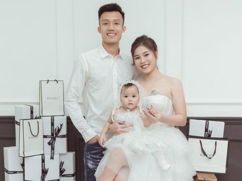 Tiền vệ U23 Việt Nam kết hôn, bất ngờ khi rước về "cả trâu lẫn nghé"