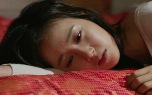 Đêm tân hôn mệt rã rời, lúc chuẩn bị ngủ thì kinh hãi phát hiện có người nấp dưới gầm giường