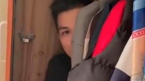 Làm về giữa đêm, thấy vợ chỉ diện mỗi chiếc váy ngủ mỏng tang và người đàn ông lạ chui ra từ trong tủ