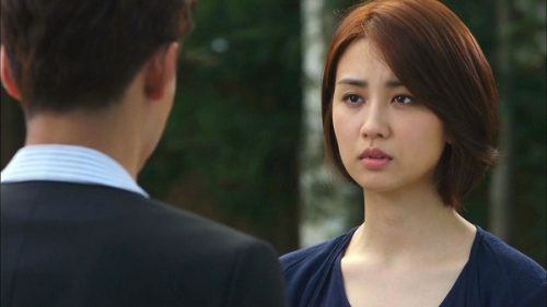 Vừa ra khỏi tòa ly hôn, chồng ném mạnh cái ba lô vào người tôi, thứ bên trong khiến tôi chết lặng