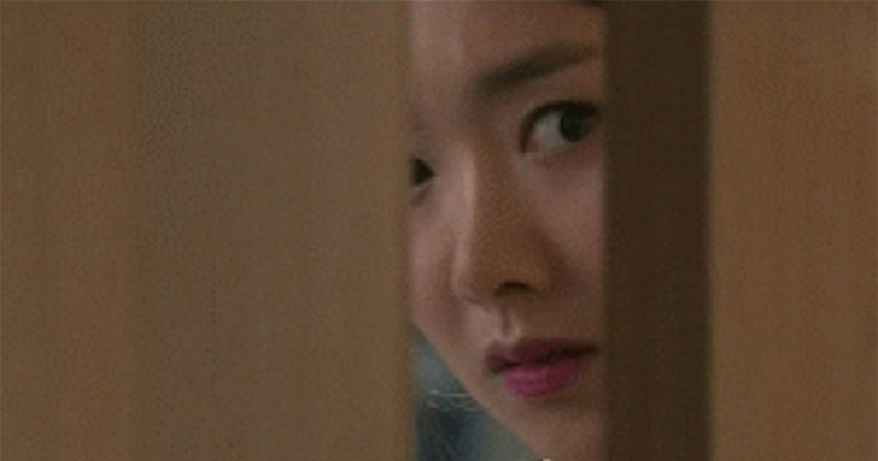 Bất ngờ về nhà giữa trưa, bỗng nghe tiếng hét của người giúp việc, vội vàng đẩy cửa xông vào thì chết lặng với cảnh trước mắt