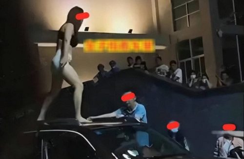 Bắt quả tang chồng tòm tem cùng bồ trên ô tô, vợ thoát y đứng trên nóc xe, đòi so sánh với tiểu tam