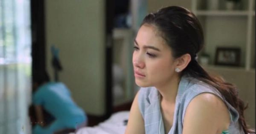 Sau đêm rã rời tiếp khách lạ, vừa bước ra khỏi khách sạn thì tá hỏa khi thấy chồng đứng đợi sẵn